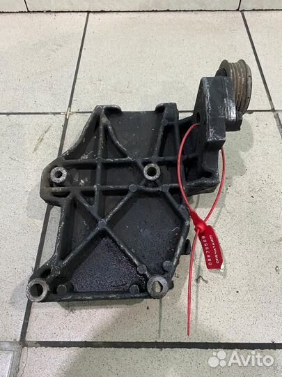 Кронштейн гур Volkswagen Passat B4