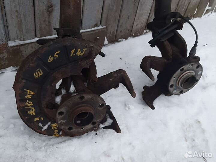 Кулак поворотный Фольксваген Гольф 5 Джетта 5