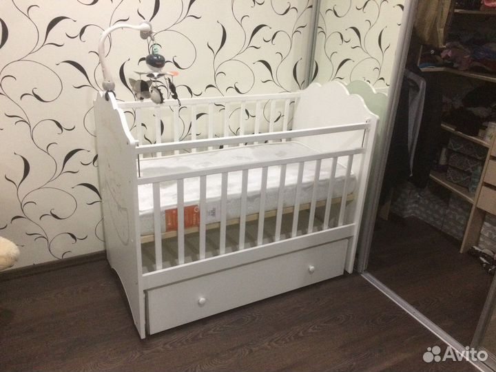 Кровать детская с маятником