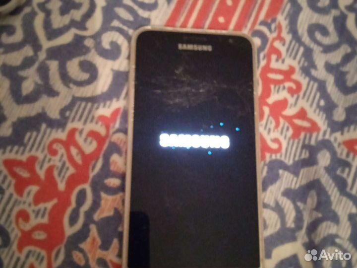 Телефон Samsung Galaxy j3