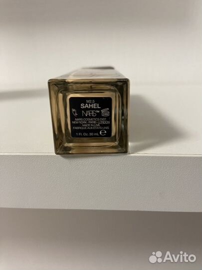 Тональный крем и кисточка