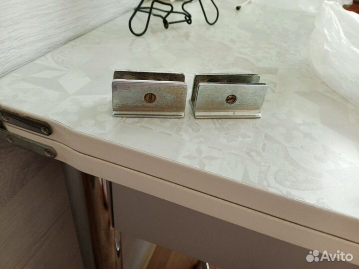 Два кронштейна для стеклянной полочки