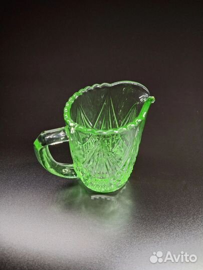 Антикварный сливочник зелёное стекло