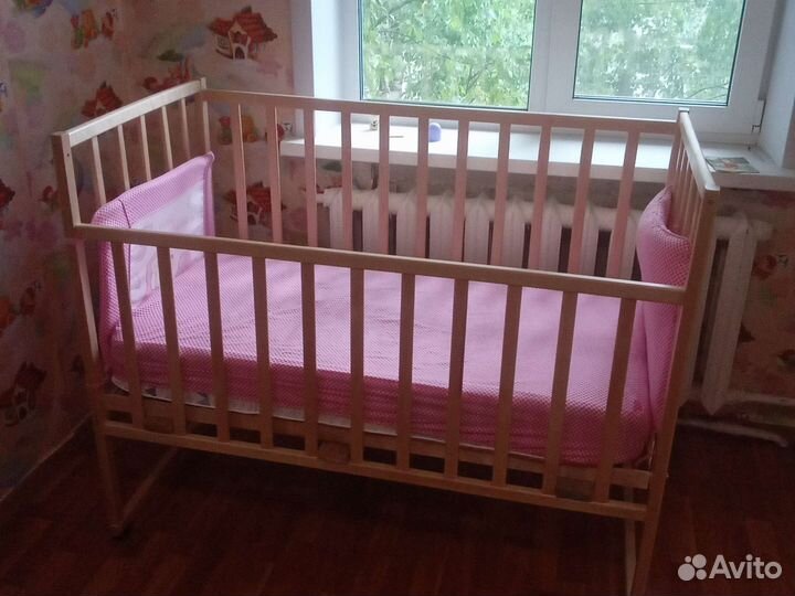 Детская кроватка с продольным маятником
