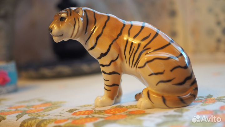 Тигр фарфор ифз. Тигр сидящий Тайга