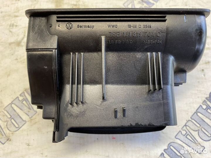 Дефлектор правый торпедо volkswagen golf 4