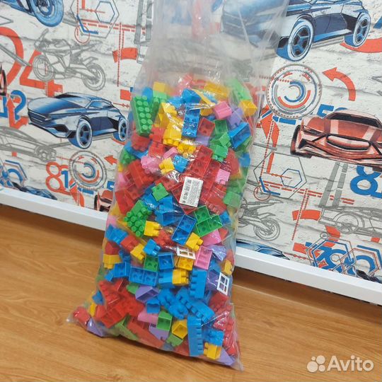 Конструктор 700 деталий