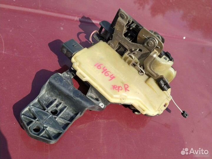 Замок двери передний правый Volkswagen Passat B5