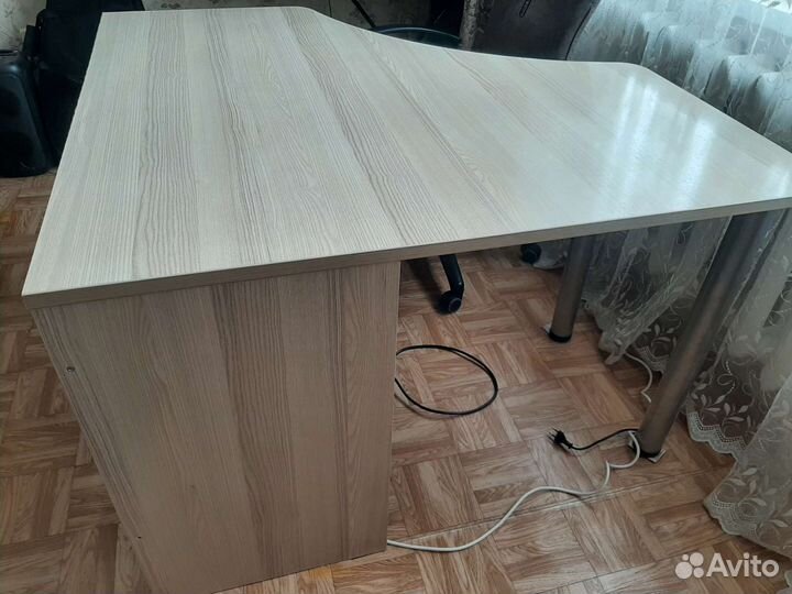 Угловой письменный стол