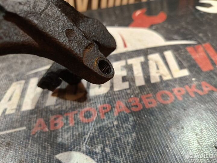 Скоба суппорта передняя правая Volkswagen Passat