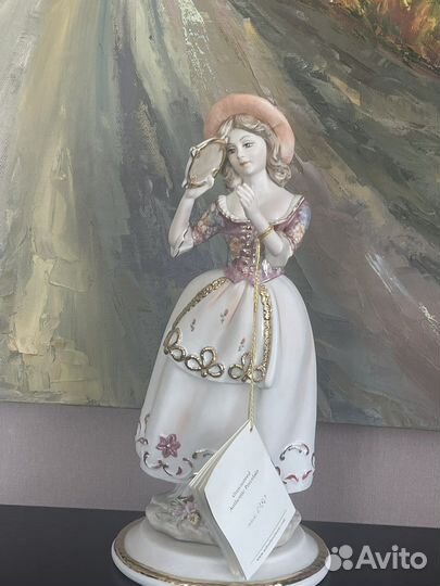Фарфоровая статуэтка