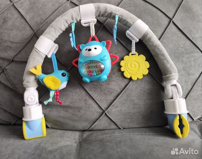 Дуга с игрушками на коляску