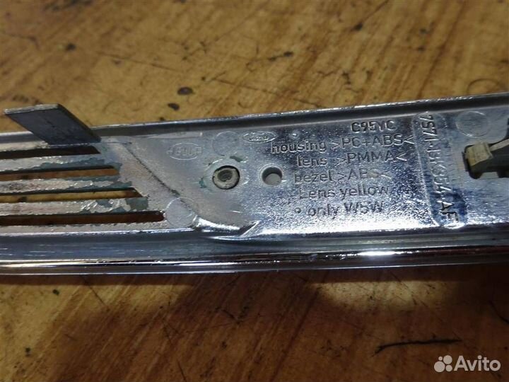 Повторитель поворота на крыло правый Ford Mondeo