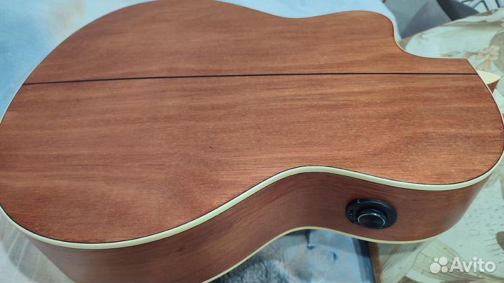Трансакустическая гитара 