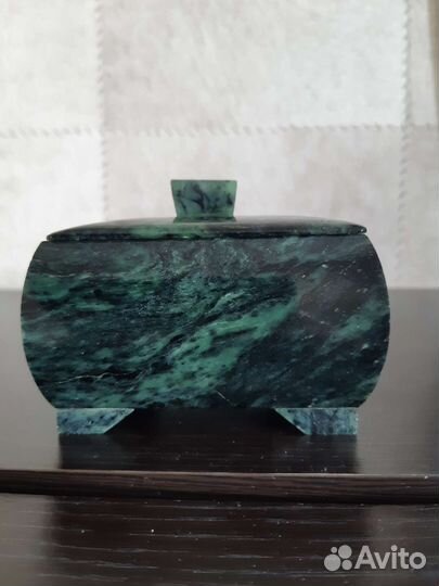 Шкатулка из нефрита