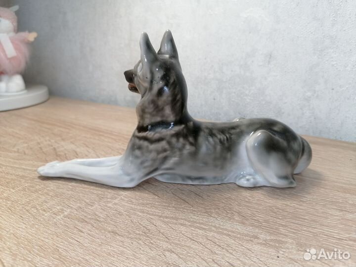 Фарфоровая статуэтка 