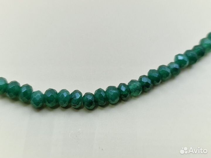 Бусы из гидротермального изумруд