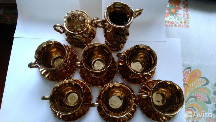 Красивый золотой чайный сервиз