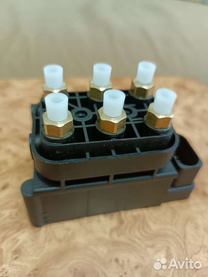 Блок клапанов пневмоподвески vw touareg Q7