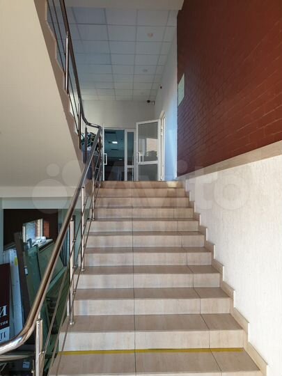 Здание на 1-й линии с ремонтом, 1150 м2, 8 сот