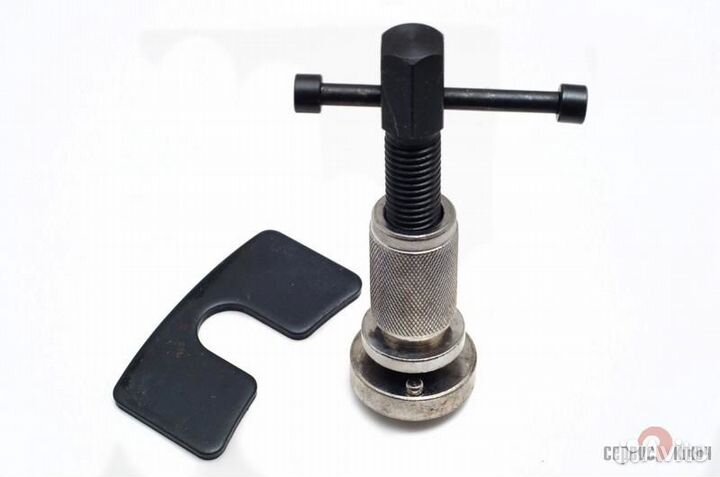 Приспособление для утапливания поршней торм цилинд