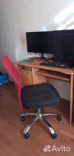 Компьютерное кресло и столь