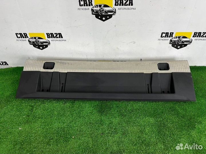 Обшивка замка багажника Audi Q3