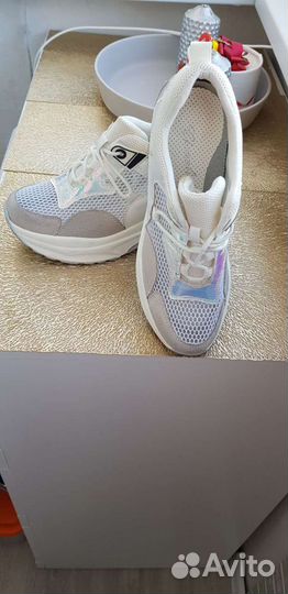 Стильные женские кроссовки