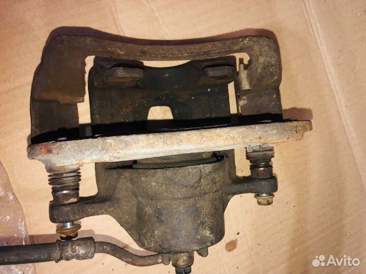 Суппорт правый передний