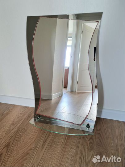 Зеркало в ванную с полочкой