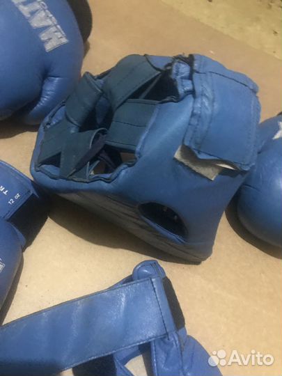 Боксерские перчатки, шлем