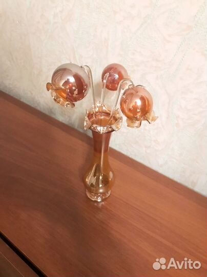 Цветы из цветного стекла в вазе