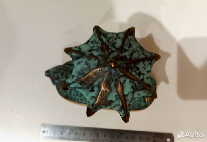 Бронзовая статуэтка лягушки под зонтиком