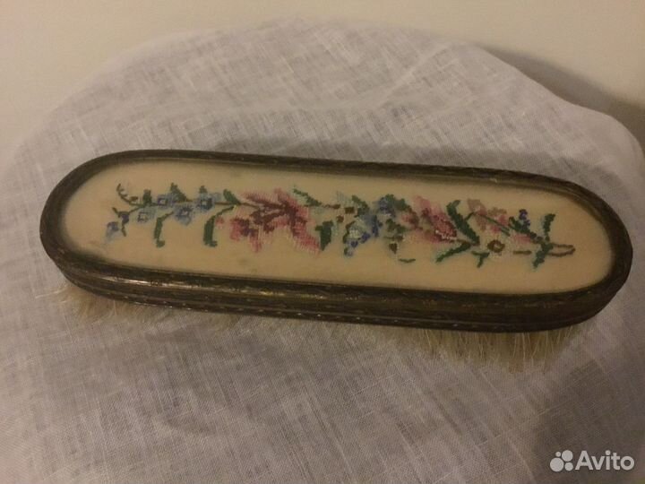 Нож для бумаги, открывашка для бутылок, щетка