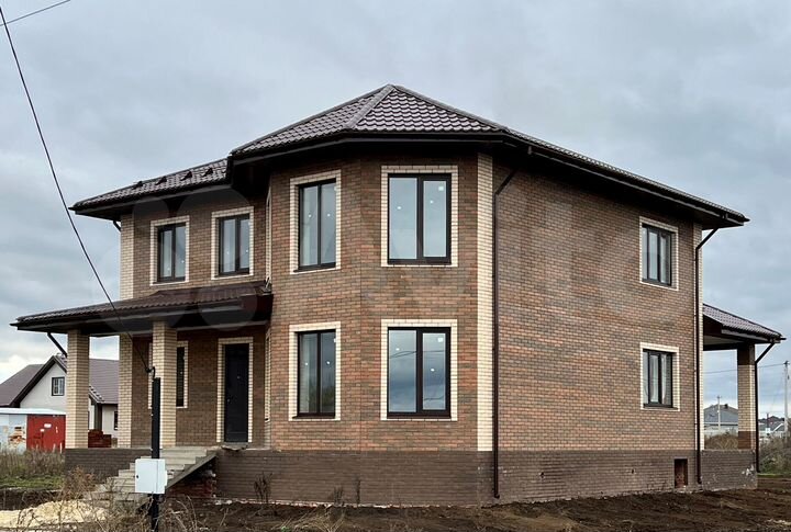 Коттедж 185 м² на участке 10 сот.