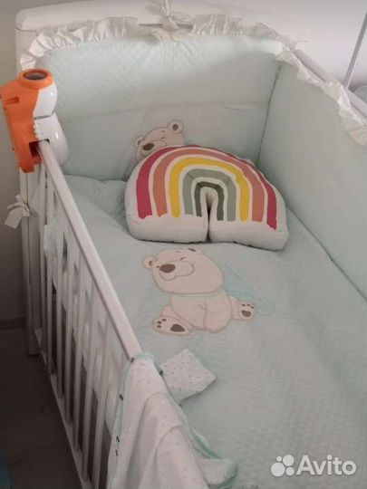 Детская кроватка с маятником