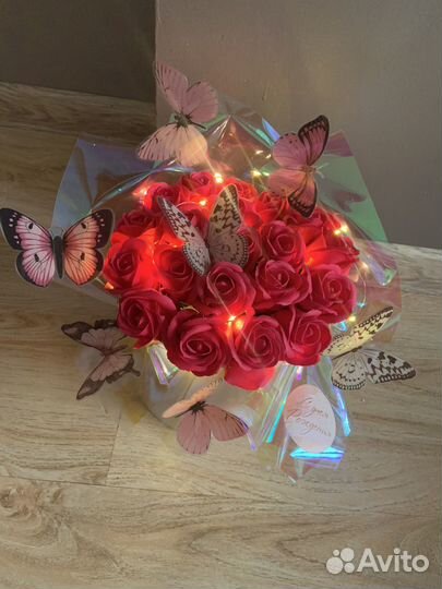 Букет горящий из роз и бабочек