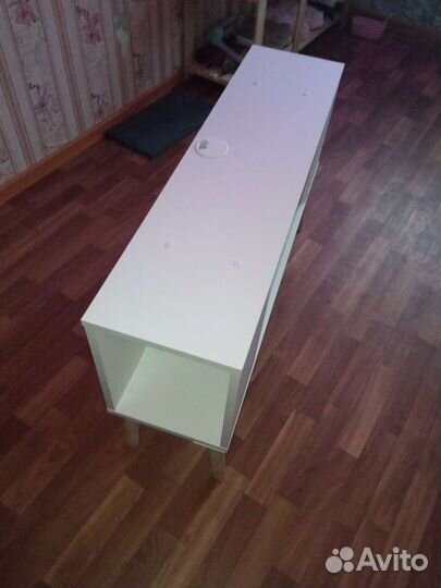 Тумба под телевизор с деревянными ножками