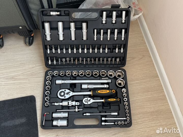 Набор инструментов для авто в чемодане