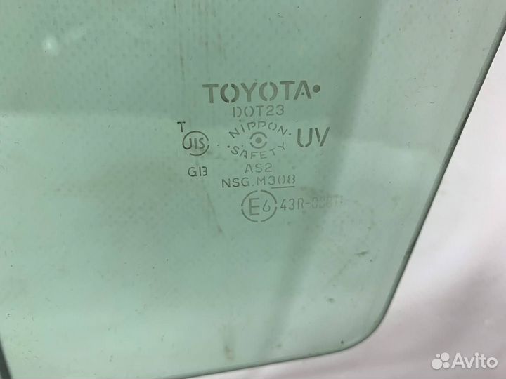 Стекло двери переднее правое Toyota Corolla 150