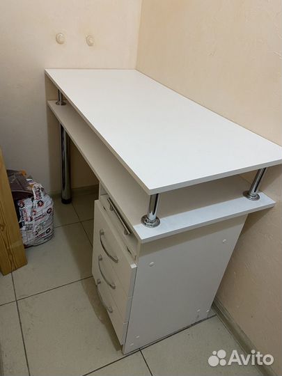 Маникюрный стол