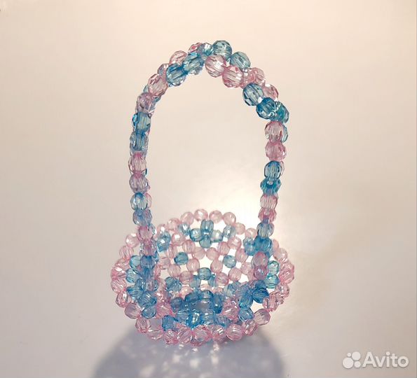 Корзина плетёная из бусин для пасхального яйца