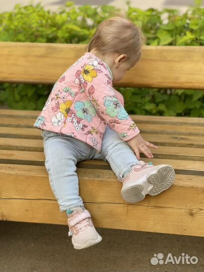 Стеганая куртка и джинсы