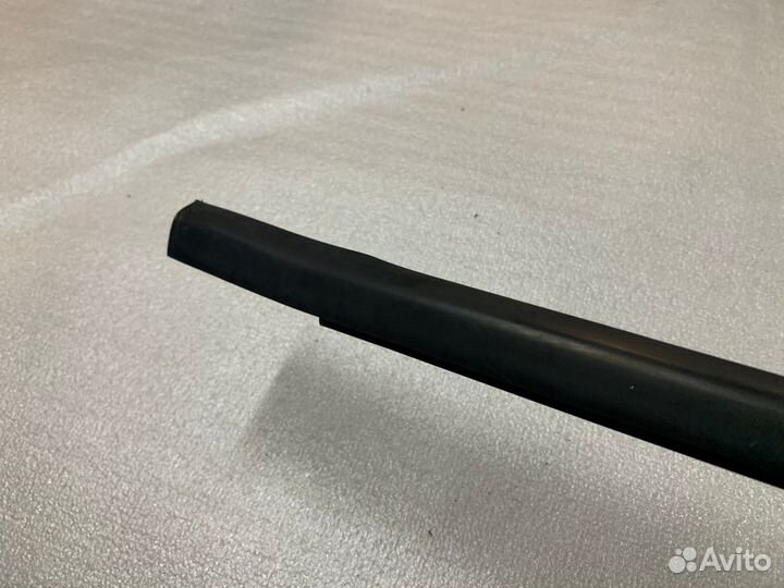 Молдинг стекла передней правой двери Focus 3