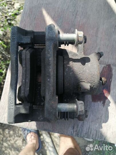 Суппорт тормозной левый Nissan Note E11