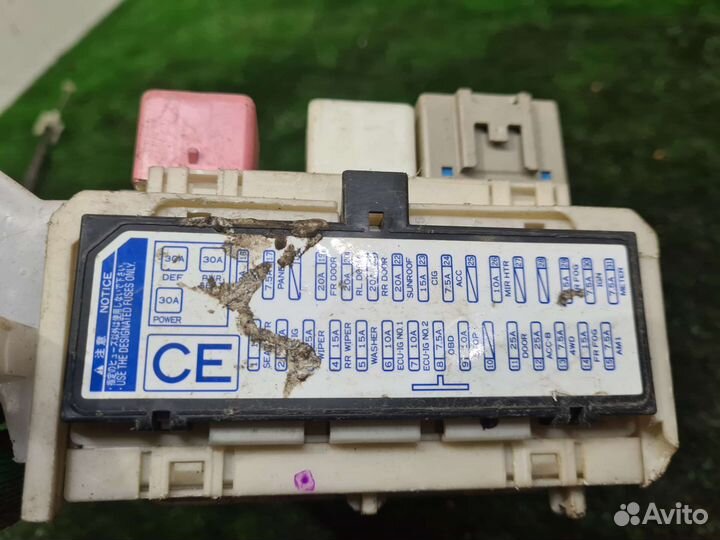 Блок предохранителей салона toyota Auris (E15)