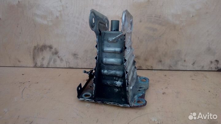 Кронштейн переднего усилителя правый Зафира Б