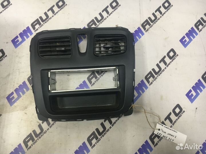 Рамка магнитолы Рено Логан 2