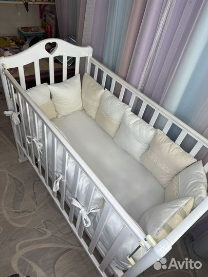 Детская кроватка с маятником белая