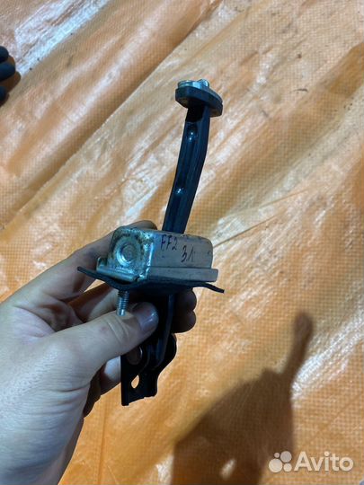 Ограничитель двери задний левый ford focus 2